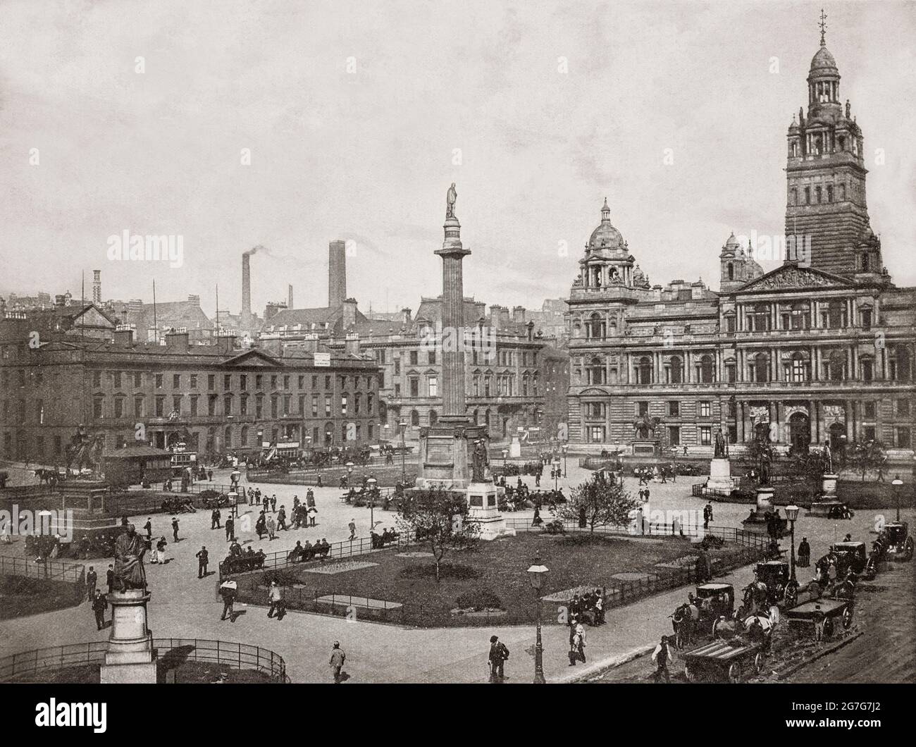 Eine Ansicht des George Square aus dem späten 19. Jahrhundert, dem wichtigsten Platz der Stadt Glasgow, Schottland. Benannt nach König George III und ursprünglich im Jahr 1781 angelegt, wurde es nicht für weitere zwanzig Jahre entwickelt. Die quadratische Gedenksäule für Walter Scott ist von architektonisch wichtigen Gebäuden umgeben, darunter (rechts) die palastartigen Municipal Chambers, auch bekannt als City Chambers, deren Grundstein 1883 gelegt wurde. Stockfoto