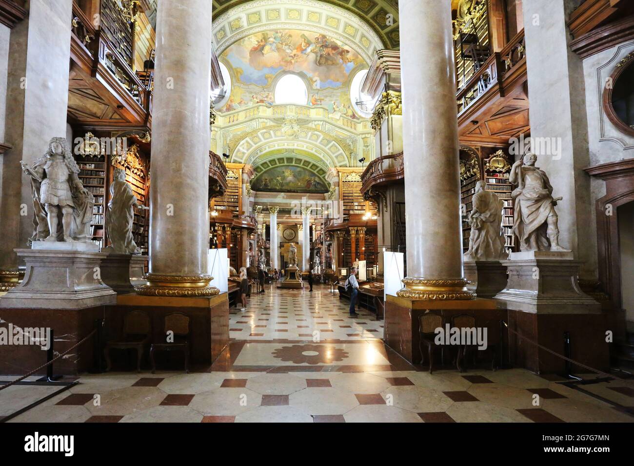 Wien, barocke Architektur im Museum, in der Hofburg im Prunksaal der österreichischen Nationalbibliothek in Österreich Stockfoto