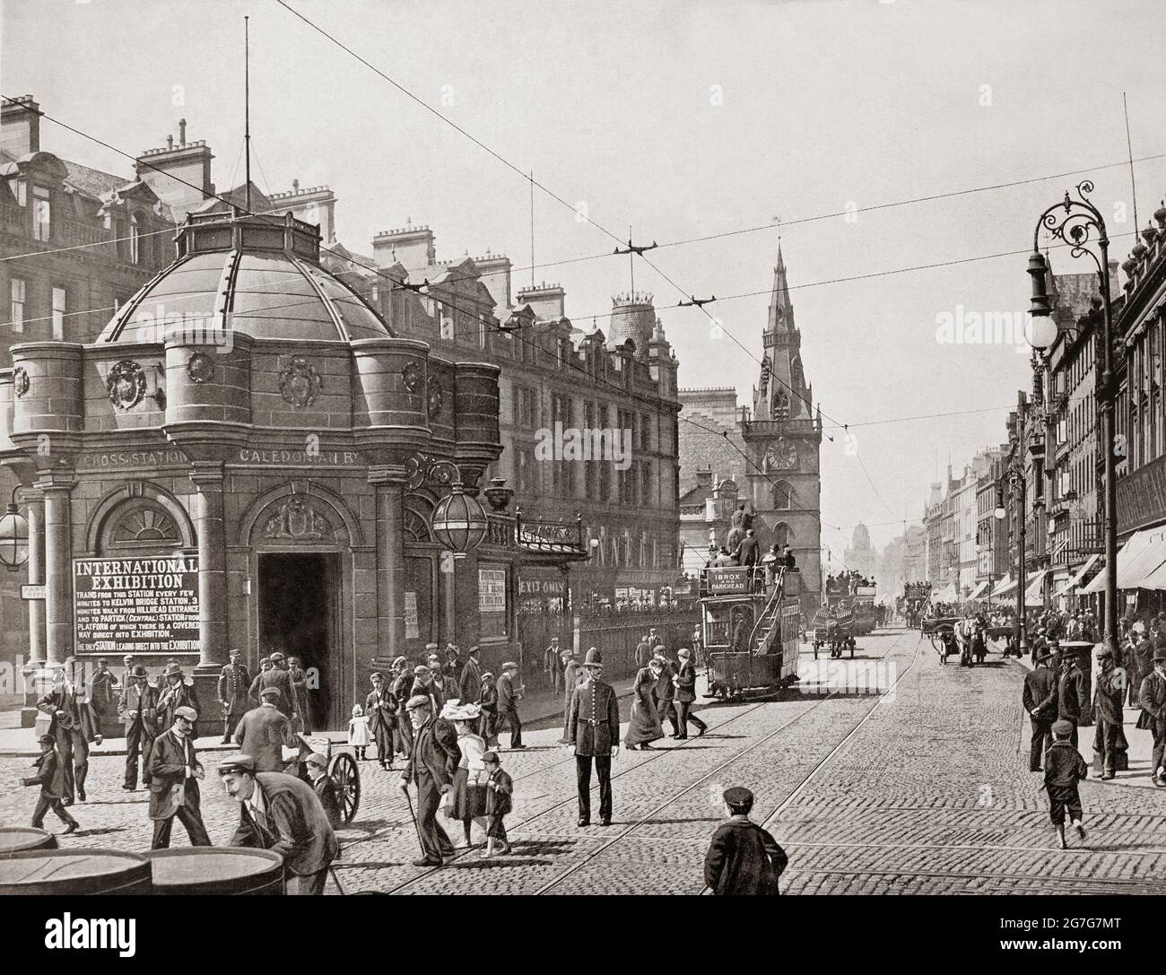 Eine Ansicht aus dem späten 19. Jahrhundert von Trongate, einer der ältesten Straßen der Stadt Glasgow, Schottland. Der Tron-Turm ist in der Ferne zu sehen und links befindet sich ein verziertes achteckiges Gebäude, das den Eingang zum Bahnhof Glasgow Cross bietet, dessen Plattformen sich unterhalb der Straßenebene befanden, Teil des Gebäudes der Caledonian Railway, das 1886 von J. J. Burnett entworfen wurde. Stockfoto