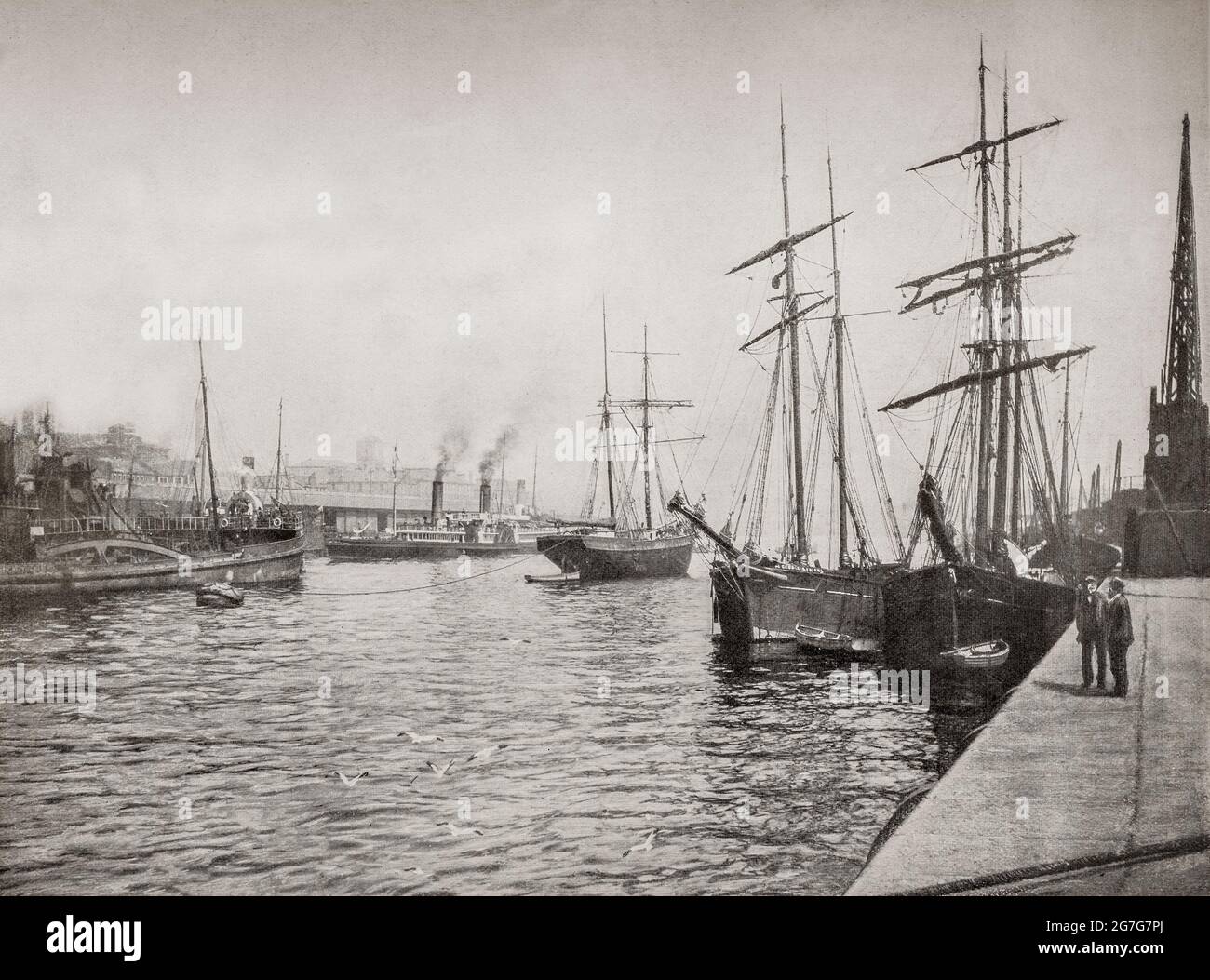 Ein Blick auf den Hafen aus dem späten 19. Jahrhundert mit festfahrenden Segelbooten auf dem Firth of Clyde in Govan, Glasgow, Schottland. Am fernen Kai macht sich der Raddampfer Iona a Dampf, der später für Ausflüge zu den Western Isles verwendet wurde. Sie machte ihre letzte Reise 1862 und wurde während des amerikanischen Bürgerkrieges an die konföderierte Seite verkauft, sank aber später bei einer Kollision. Stockfoto
