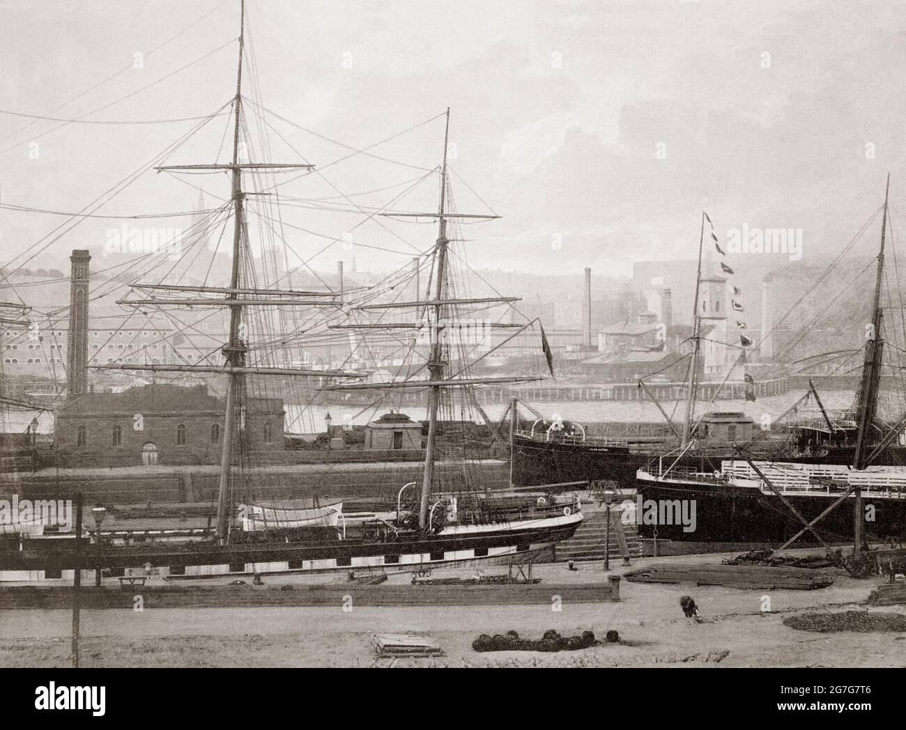 Eine Ansicht aus dem späten 19. Jahrhundert über die Schifffahrt bei Partick am Nordufer des Flusses Clyde, gegenüber von Govan, Glasgow, Schottland. Die rasche Expansion der Industrie von Partick basierte auf dem kontinuierlich vertieften Clyde aus den frühen 1820er Jahren durch dampfbetriebene Bagger. Dieser Ausbaggerungsprozess bot bald Tiefseeschifffahrtswege bis zum Hafen an der Broomielaw im Zentrum von Glasgow. In den 1840er Jahren war die Clyde tief und breit genug in Govan und Partick, um Werften auf beiden Seiten des Flusses zu schaffen, die große Seeschiffe bauen konnten Stockfoto
