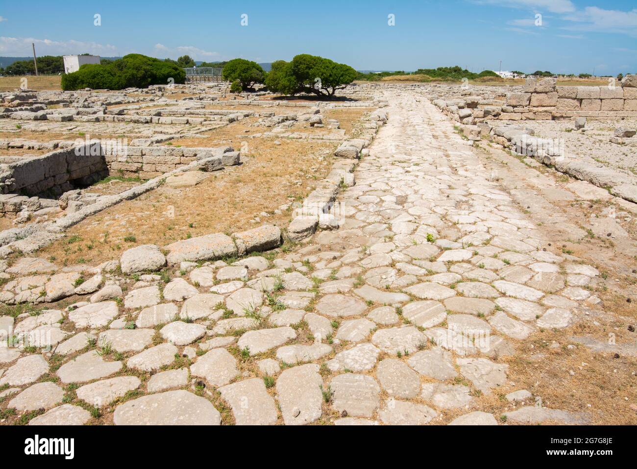 Alte römische Straße in der archäologischen Stätte von Egnatia. Apulien, Italien Stockfoto