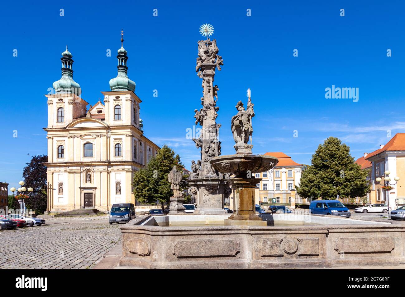 Kostel Nanebevzetí Panny Marie, zamek Duchcov (narodni kulturni pamatka), Ustecky kraj, Ceska republika / Duchcov Schloss und Kirche, Nordböhmen, CZ Stockfoto