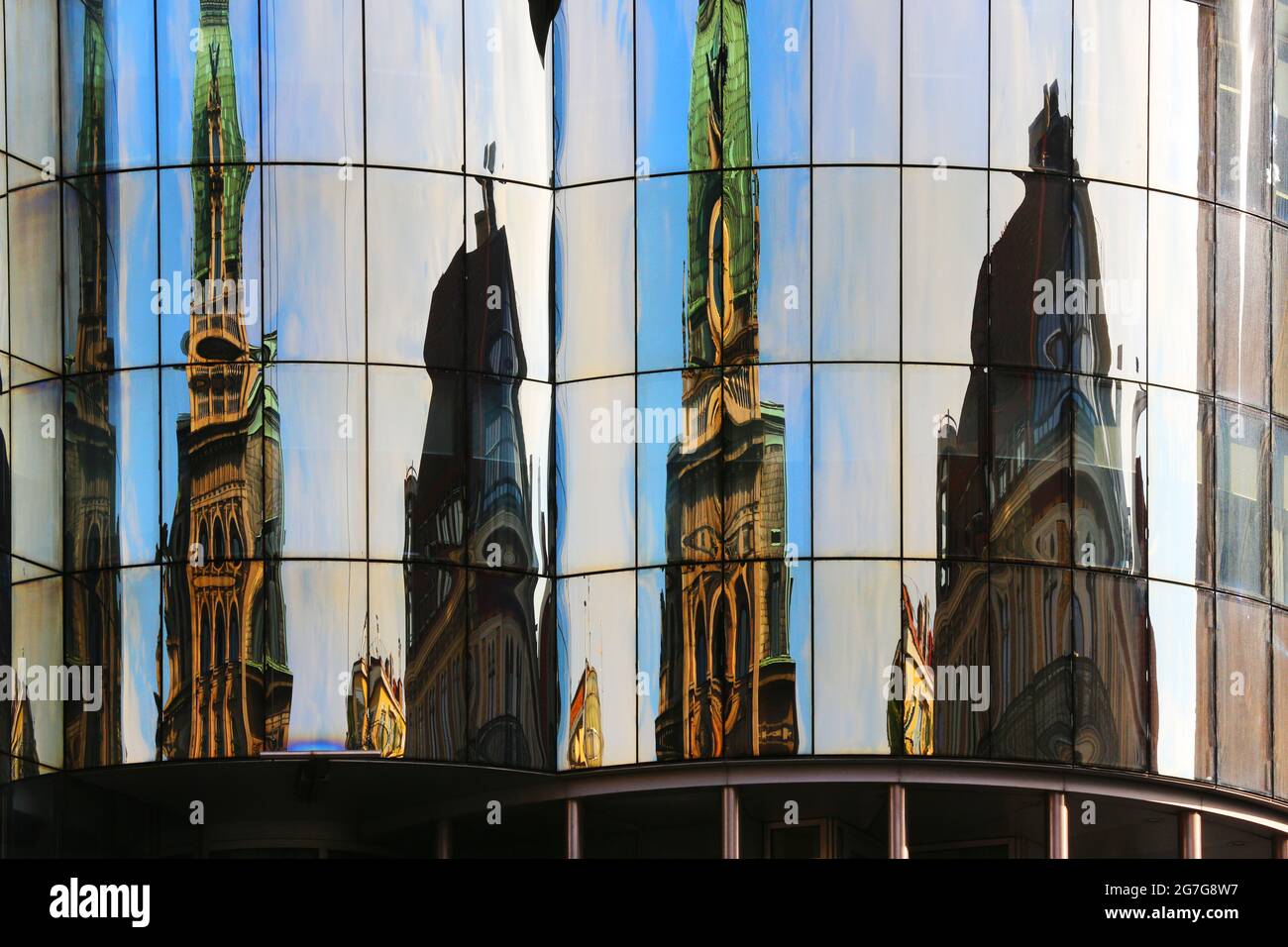 Wien, moderne Architektur beim Haas Hochhaus mit Glasfassade und Spiegelung Stockfoto