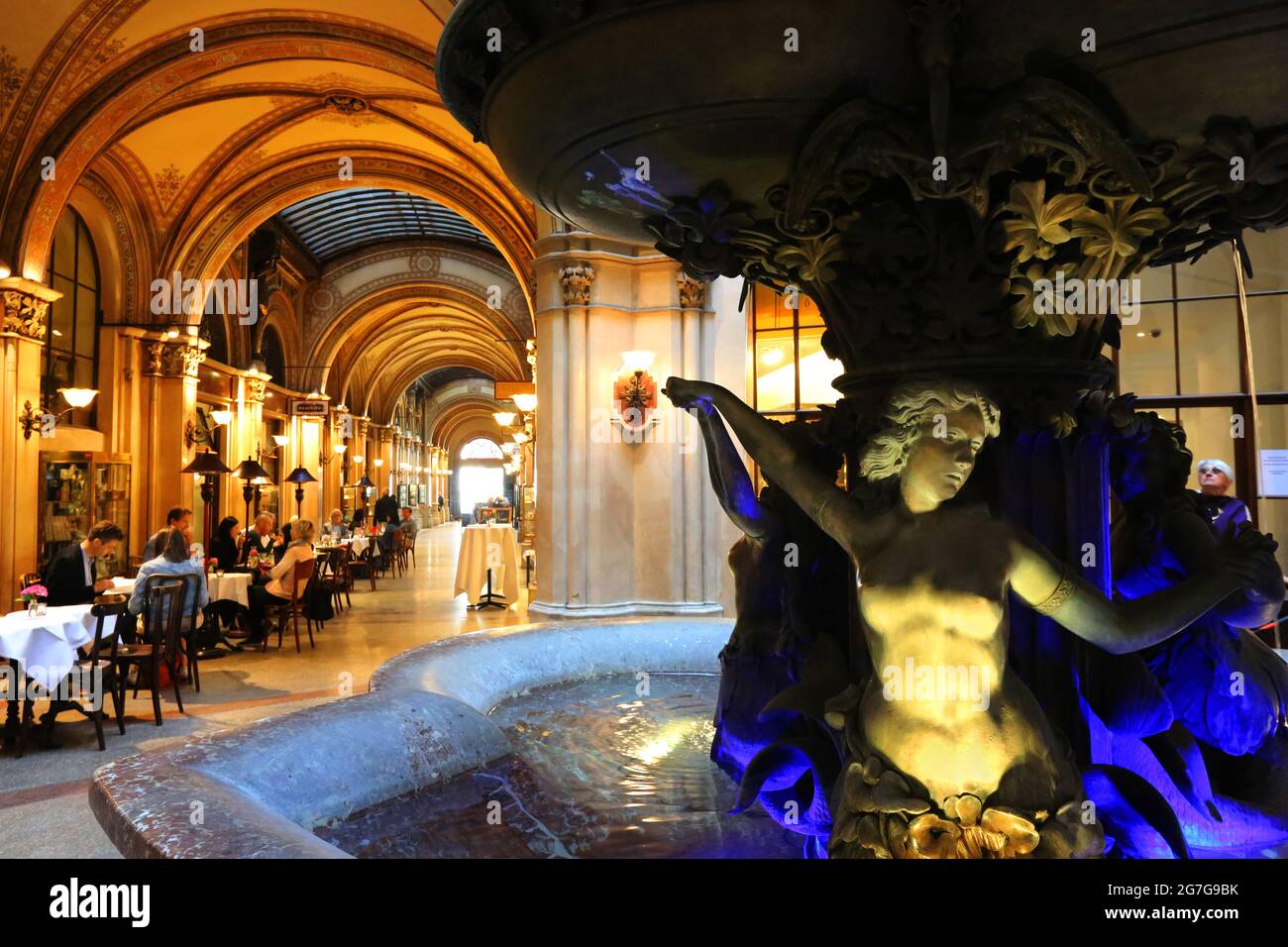Palais Ferstel, Cafe Central, Wien, im historischen Ambiente eines Wiener Cafehauses einen Viaker oder Schwarzen geniessen und in Gedanken schwelgen Stockfoto