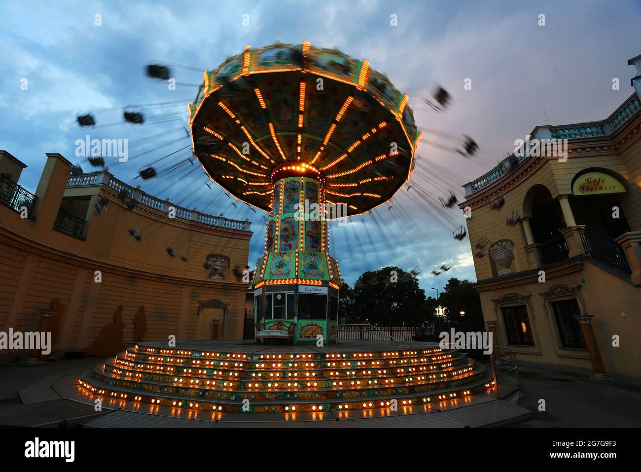 Kettenkarusell im abendlichen Licht im Vergnugungspark des Wiener Prater in Österreich Stockfoto