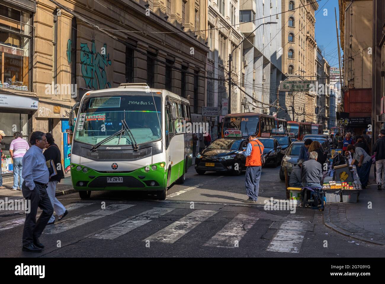 Straßenhändler verkaufen ihre Produkte in der Altstadt von Valparaiso, Chile Stockfoto
