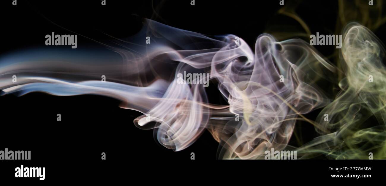 Smoke transparent rosa Banner Linien auf schwarzem Hintergrund. Abstrakte Kurven Stockfoto