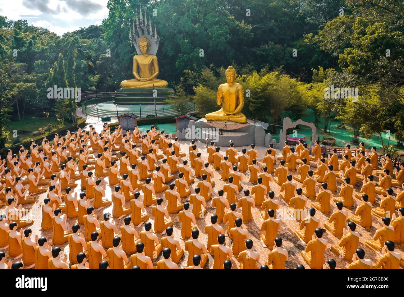 Wat Chak Yai Tempel, goldener buddha und Hunderte von Mönchen, in Chanthaburi, Thailand, Südostasien Stockfoto