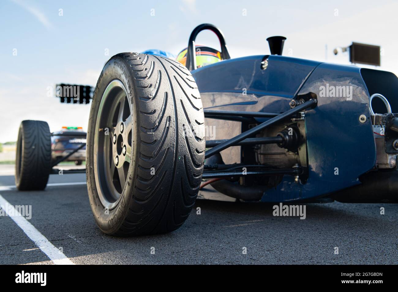 VallelungaJuni 13 2021, FX-Rennen. Formelwagen auf Asphalt Rennstrecke Rückansicht Nahaufnahme auf Reifen Stockfoto