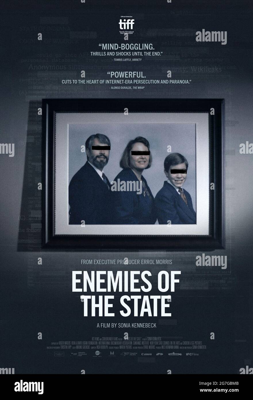 Enemies of the State (2020) unter der Regie von Sonia Kennebeck mit Joel Widman, Stuart Anderson und Nemo Baletic. Dokumentarfilm über die Familie des Hackers Matt DeHart, dessen Leben auf den Kopf gestellt wird, als er von der US-Regierung anvisiert wird, weil er vertrauliche Dokumente erhält, die das Fehlverhalten der CIA vorbringen. Stockfoto