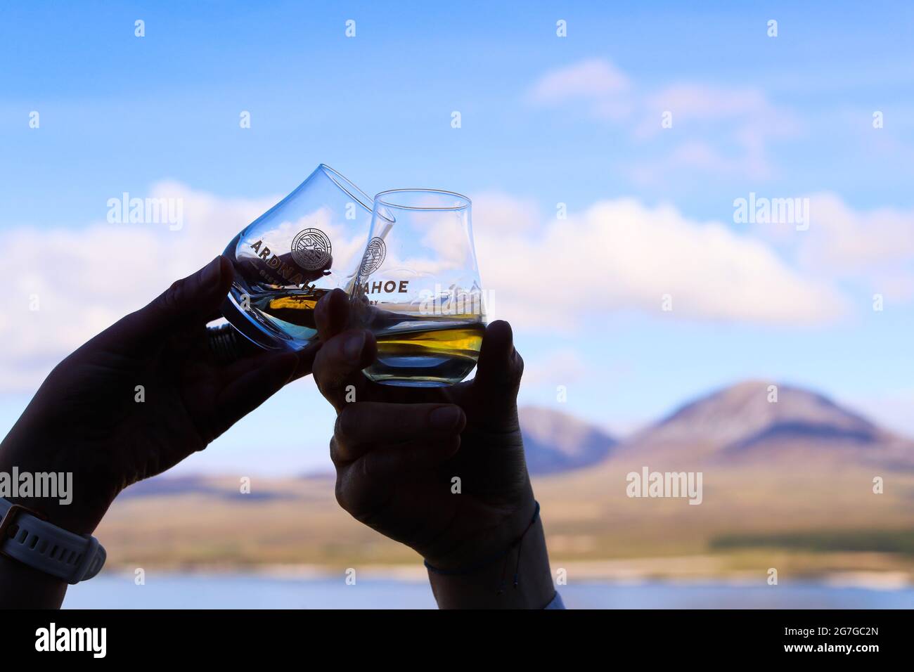 Trinken Sie Whisky in der Ardnahoe Distillery auf der Isle of Islay an der Westküste Schottlands mit den Paps des Jura am Horizont. Stockfoto