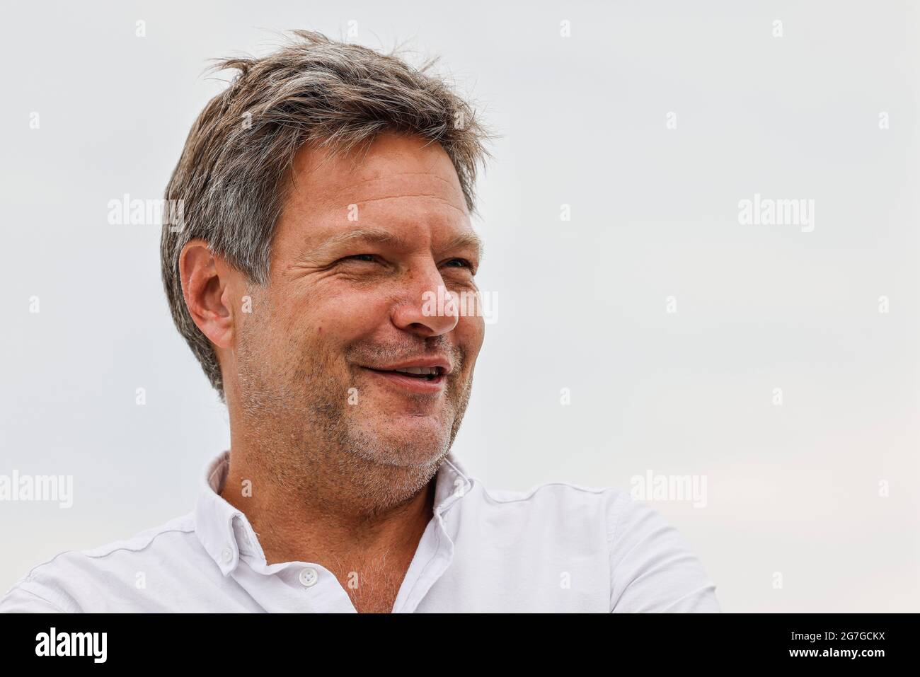 12. Juli 2021, Schleswig-Holstein, Klixbüll: Robert Habeck (Bündnis 90/die Grünen) spricht während einer Wahlkampfveranstaltung im Landkreis Nordfriesland. Bis zum 30. Juli 2021 ist der Politiker als Spitzenkandidat und Co-Bundesvorsitzender seiner Partei auf einer Küstenreise in Schleswig-Holstein. Foto: Frank Molter/dpa Stockfoto