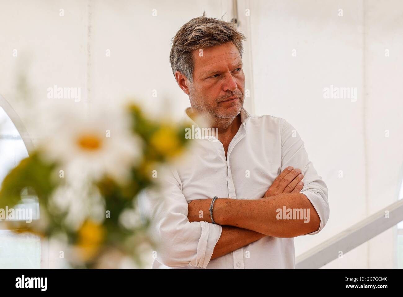 12. Juli 2021, Schleswig-Holstein, Klixbüll: Robert Habeck (Bündnis 90/die Grünen) steht mit gefalteten Armen in einem Zelt am Rande einer Kampagnenveranstaltung im Landkreis Nordfriesland. Bis zum 30. Juli 2021 ist der Politiker als Spitzenkandidat und Co-Bundesvorsitzender seiner Partei auf einer Küstenreise durch Schleswig-Holstein. Foto: Frank Molter/dpa Stockfoto