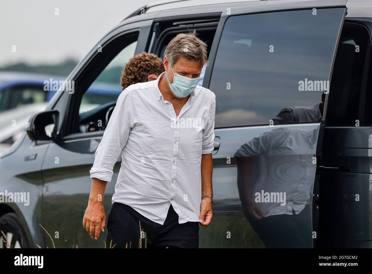 12. Juli 2021, Schleswig-Holstein, Klixbüll: Robert Habeck (Bündnis 90/die Grünen) steigt vor einem Wahlkampf im Landkreis Nordfriesland aus dem Auto aus. Bis zum 30. Juli 2021 ist der Politiker als Spitzenkandidat und Co-Bundesvorsitzender seiner Partei auf einer Küstenreise in Schleswig-Holstein. Foto: Frank Molter/dpa Stockfoto
