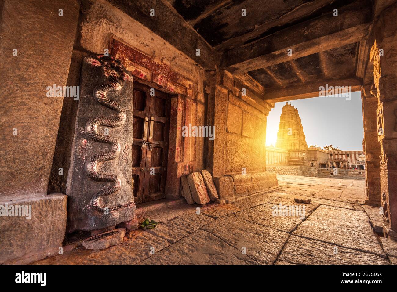 Atemberaubende Aussicht auf den Sree Virupaksha Tempel, der sich in den Ruinen der antiken Stadt Vijayanagar in Hampi befindet und zum UNESCO-Weltkulturerbe gehört. Karnataka, Indien Stockfoto