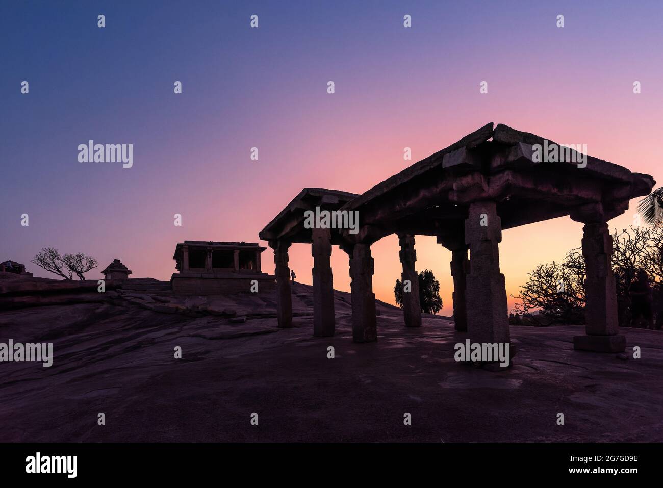 Schöne alte Architektur der Tempel auf dem Hemakuta Hügel in Hampi aus dem 14. Jahrhundert Vijayanagara Königreich. Hampi ist ein UNESCO-Weltkulturerbe. Schinken Stockfoto