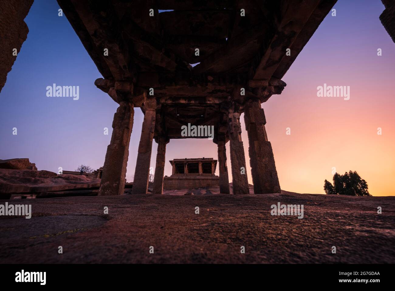 Schöne alte Architektur der Tempel auf dem Hemakuta Hügel in Hampi aus dem 14. Jahrhundert Vijayanagara Königreich. Hampi ist ein UNESCO-Weltkulturerbe. Schinken Stockfoto