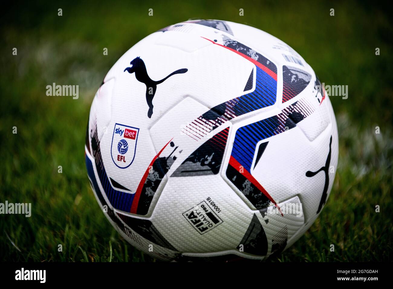 OFFIZIELLER PUMA Match Ball EFL 21/22 Stockfoto