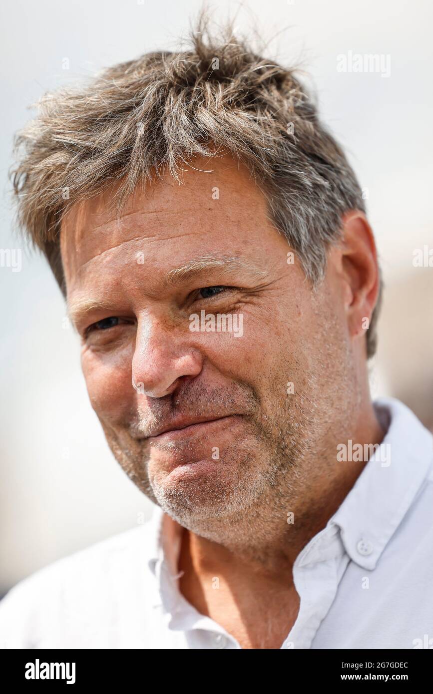 12. Juli 2021, Schleswig-Holstein, Klixbüll: Robert Habeck (Bündnis 90/die Grünen) lacht am Rande einer Wahlkampfveranstaltung im Landkreis Nordfriesland. Bis zum 30. Juli 2021 ist der Politiker als Spitzenkandidat und Co-Bundesvorsitzender seiner Partei auf einer Küstenreise durch Schleswig-Holstein. Foto: Frank Molter/dpa Stockfoto