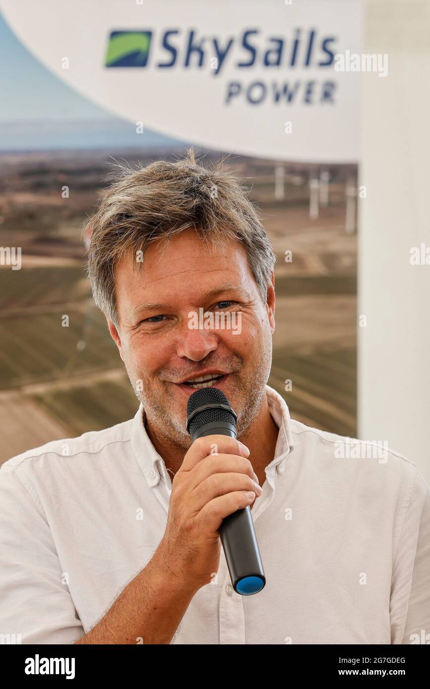 12. Juli 2021, Schleswig-Holstein, Klixbüll: Robert Habeck (Bündnis 90/die Grünen) spricht bei einer Wahlkampfveranstaltung im Landkreis Nordfriesland ins Mikrofon. Bis zum 30. Juli 2021 ist der Politiker als Spitzenkandidat und Co-Bundesvorsitzender seiner Partei auf einer Küstenreise in Schleswig-Holstein. Foto: Frank Molter/dpa Stockfoto