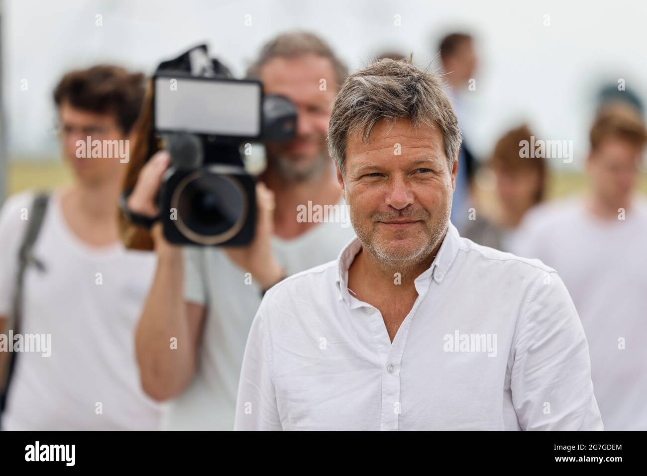 12. Juli 2021, Schleswig-Holstein, Klixbüll: Robert Habeck (Bündnis 90/die Grünen) kommt zu einem Wahlkampftermin im Landkreis Nordfriesland. Bis zum 30. Juli 2021 ist der Politiker als Spitzenkandidat und Co-Bundesvorsitzender seiner Partei noch auf einer Küstenreise in Schleswig-Holstein. Foto: Frank Molter/dpa Stockfoto