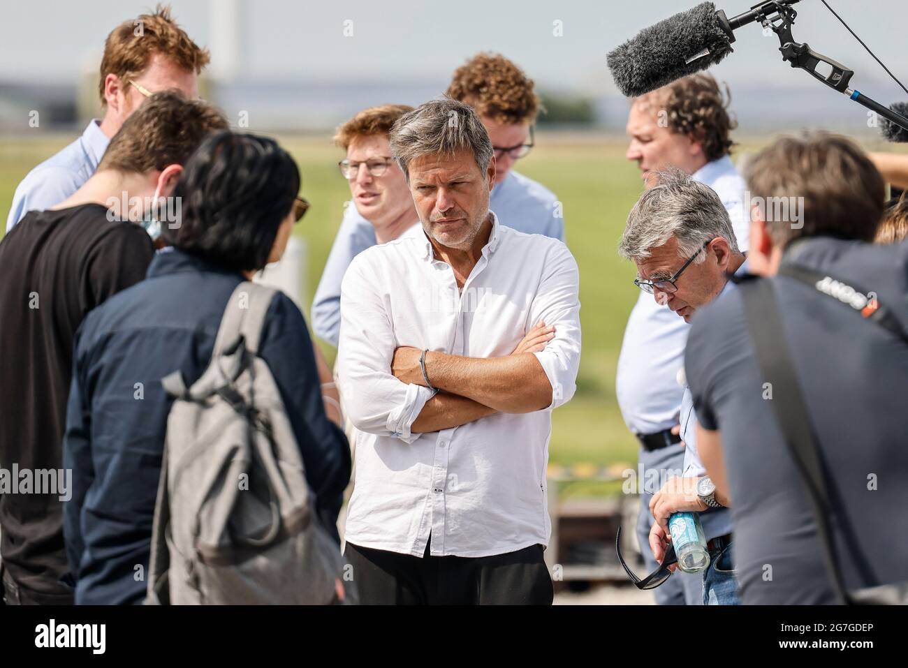 12. Juli 2021, Schleswig-Holstein, Klixbüll: Robert Habeck (M, Bündnis 90/die Grünen) spricht am Rande einer Wahlkampfveranstaltung im Landkreis Nordfriesland mit Journalisten. Bis zum 30. Juli 2021 ist der Politiker als Spitzenkandidat und Co-Bundesvorsitzender seiner Partei auf einer Küstenreise in Schleswig-Holstein. Foto: Frank Molter/dpa Stockfoto