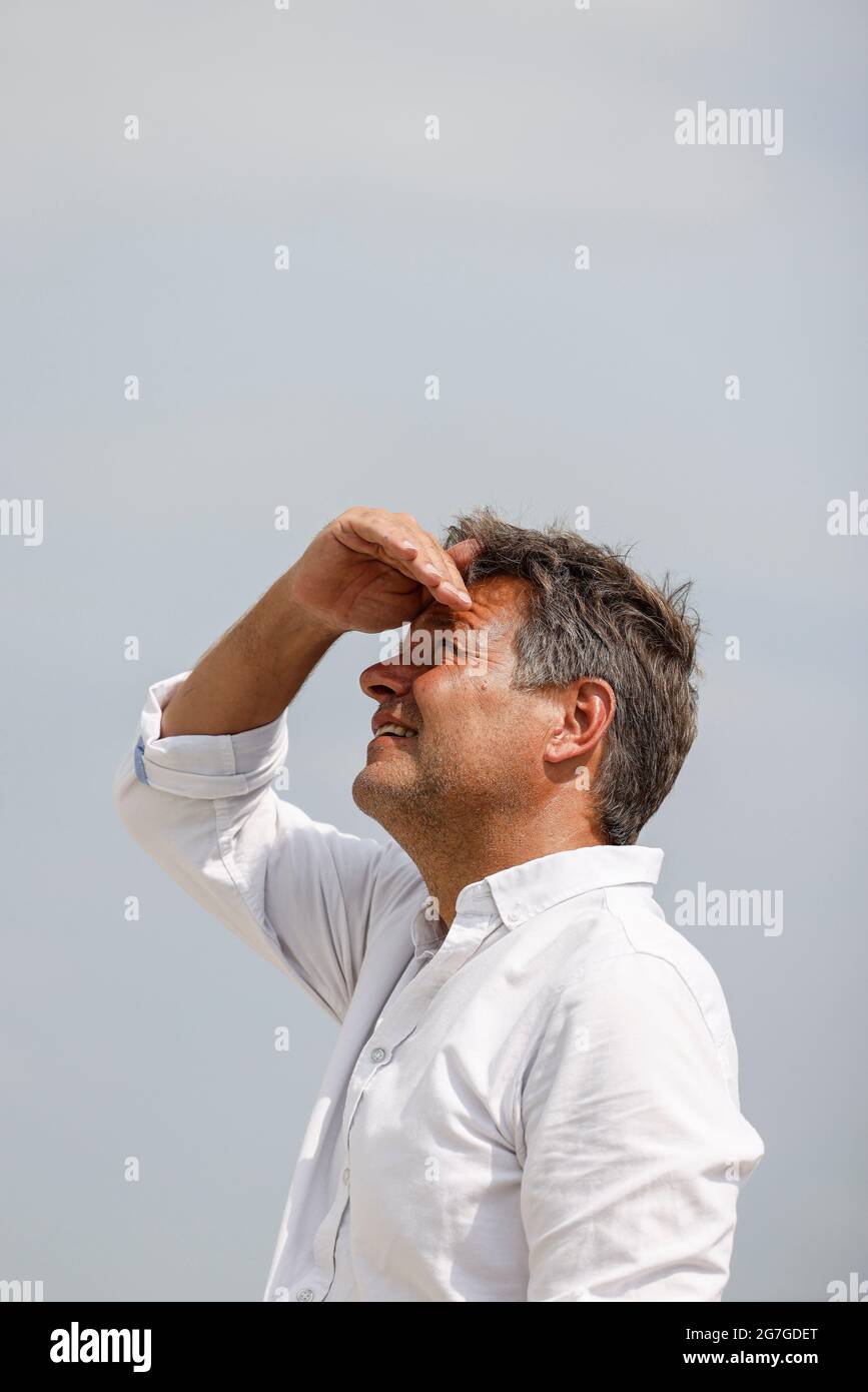 12. Juli 2021, Schleswig-Holstein, Klixbüll: Robert Habeck (Bündnis 90/die Grünen) blickt am Rande einer Wahlkampfveranstaltung im Landkreis Nordfriesland in den Himmel. Bis zum 30. Juli 2021 ist der Politiker als Spitzenkandidat und Co-Bundesvorsitzender seiner Partei auf einer Küstenreise durch Schleswig-Holstein. Foto: Frank Molter/dpa Stockfoto