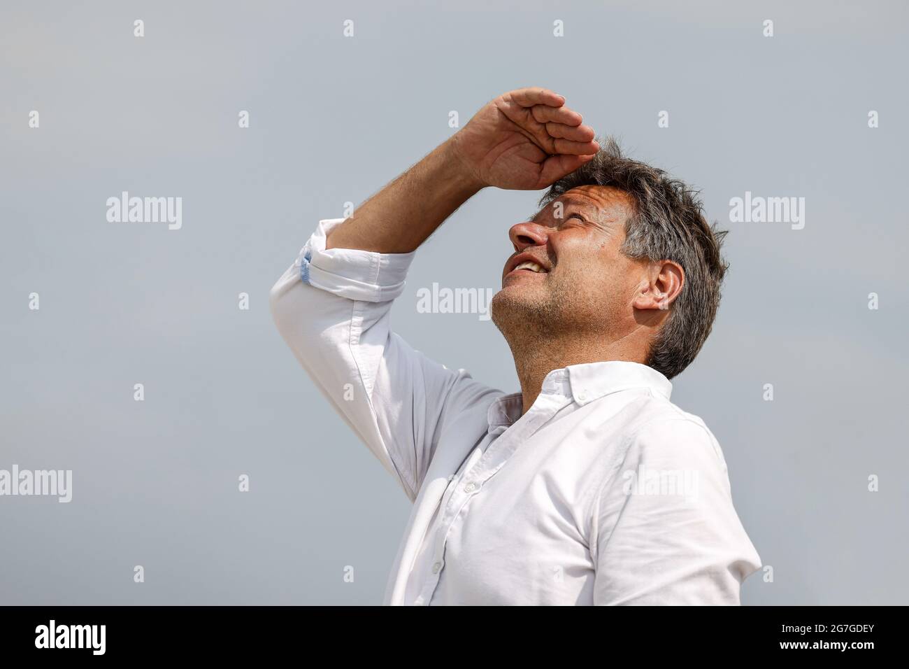 12. Juli 2021, Schleswig-Holstein, Klixbüll: Robert Habeck (Bündnis 90/die Grünen) blickt am Rande einer Wahlkampfveranstaltung im Landkreis Nordfriesland in den Himmel. Bis zum 30. Juli 2021 ist der Politiker als Spitzenkandidat und Co-Bundesvorsitzender seiner Partei auf einer Küstenreise durch Schleswig-Holstein. Foto: Frank Molter/dpa Stockfoto