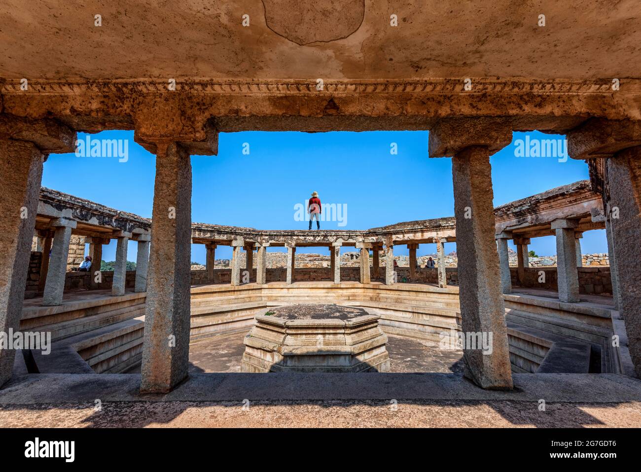 Achteckiges Bad, Diese Struktur, wie der Name schon sagt, ist ein gigantischer Badebereich in Form eines Achtecks, Hampi, Karnataka, Indien Stockfoto