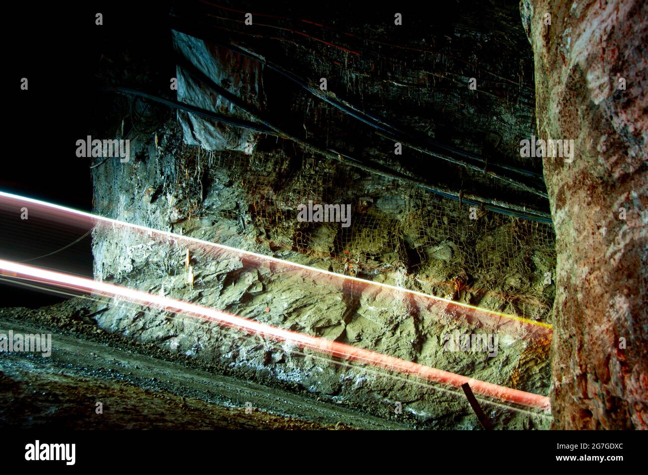 Light Trail im Underground Decline Stockfoto