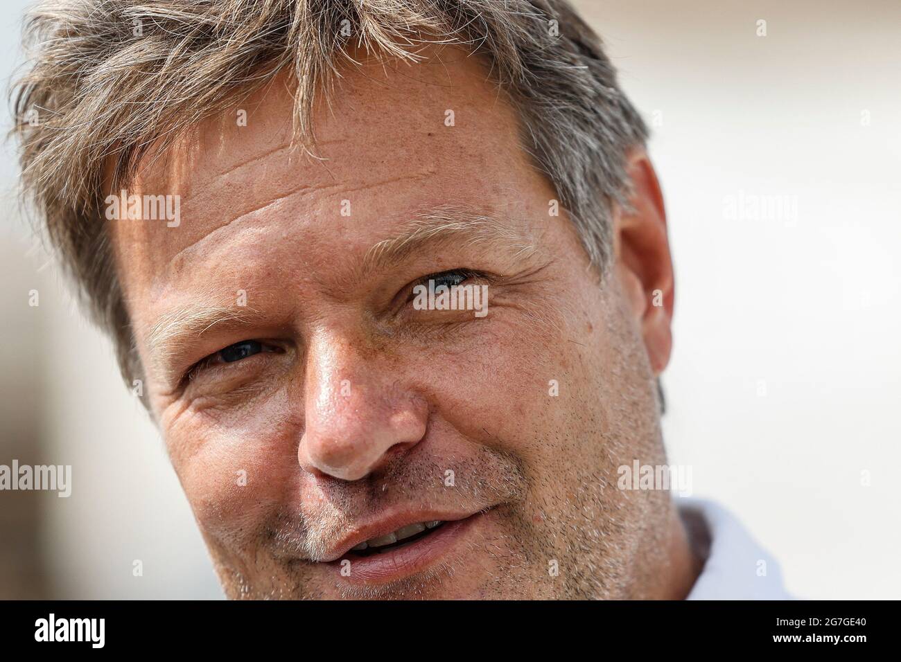 12. Juli 2021, Schleswig-Holstein, Klixbüll: Robert Habeck (Bündnis 90/die Grünen) lacht am Rande einer Wahlkampfveranstaltung im Landkreis Nordfriesland. Bis zum 30. Juli 2021 ist der Politiker als Spitzenkandidat und Co-Bundesvorsitzender seiner Partei auf einer Küstenreise durch Schleswig-Holstein. Foto: Frank Molter/dpa Stockfoto