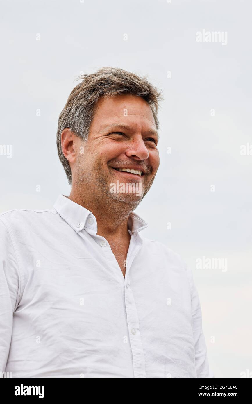 12. Juli 2021, Schleswig-Holstein, Klixbüll: Robert Habeck (Bündnis 90/die Grünen) lacht am Rande einer Wahlkampfveranstaltung im Landkreis Nordfriesland. Bis zum 30. Juli 2021 ist der Politiker als Spitzenkandidat und Co-Bundesvorsitzender seiner Partei auf einer Küstenreise durch Schleswig-Holstein. Foto: Frank Molter/dpa Stockfoto