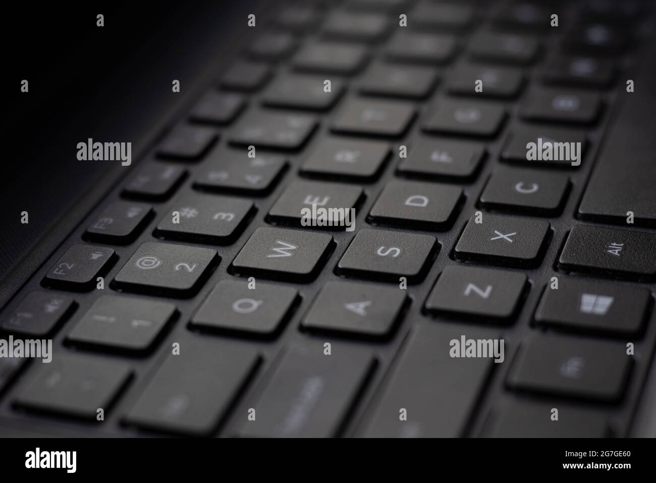 Nahaufnahme einer schwarzen QWERTY-Tastatur für Notebooks Stockfoto