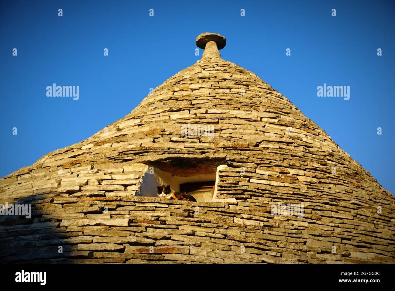Ein Trullo (Plural, Trulli) ist eine traditionelle apulische Trockensteinhütte mit einem kegelförmigen Dach. Trulli als Touristenattraktion. Alberobello, Italien Stockfoto