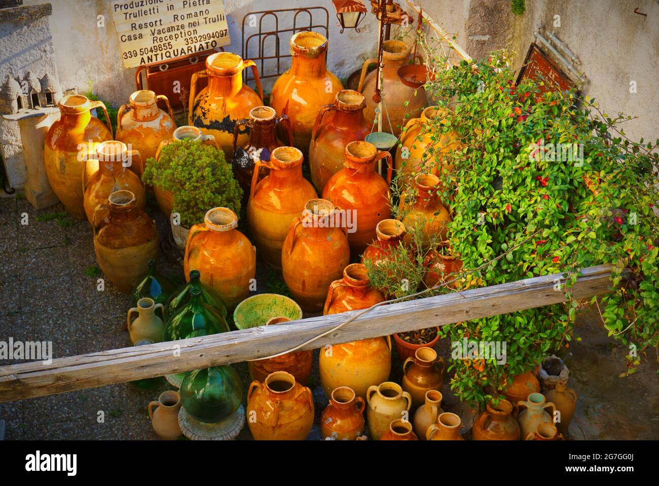 Ein Trullo (Plural, Trulli) ist eine traditionelle apulische Trockensteinhütte mit einem kegelförmigen Dach. Trulli als Touristenattraktion. Alberobello, Italien Stockfoto