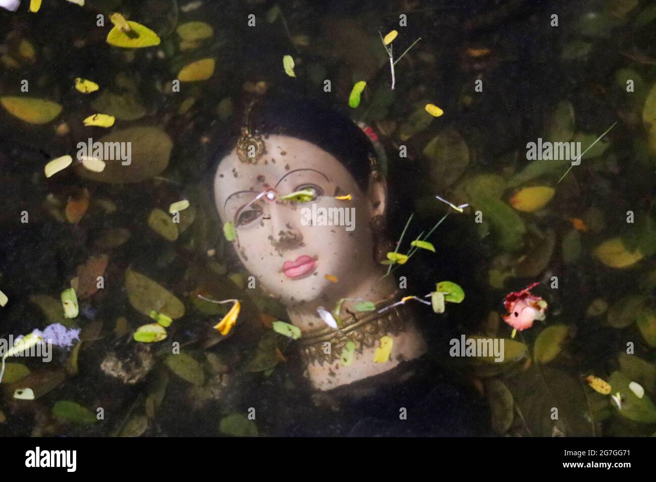 Gauri Ganpati Idol im Wasser getaucht, Navratri Festival, Gauri Pujan, Mumbai, Maharashtra Stockfoto