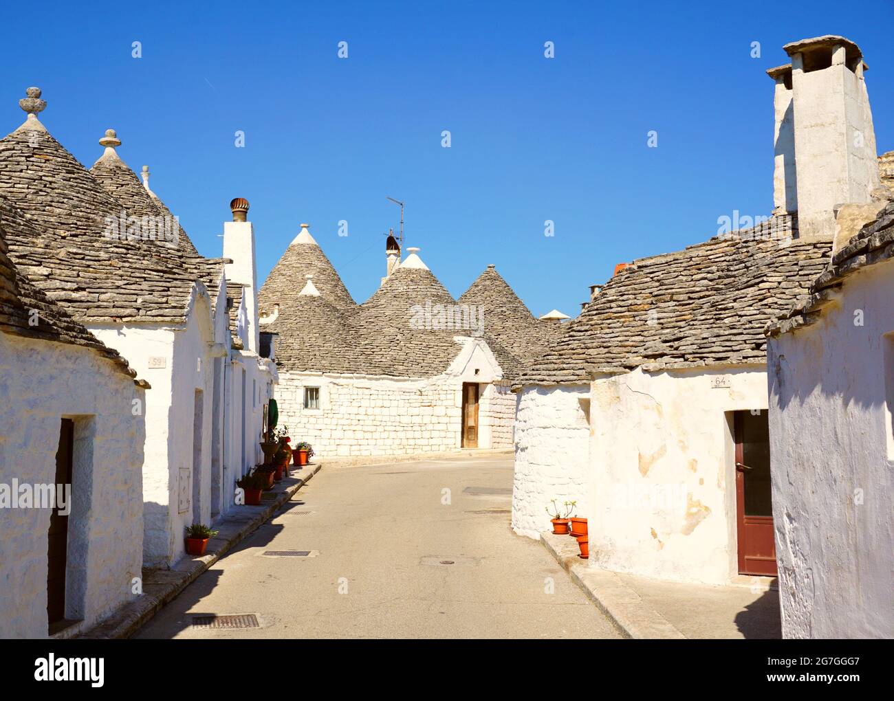 Ein Trullo (Plural, Trulli) ist eine traditionelle apulische Trockensteinhütte mit einem kegelförmigen Dach. Trulli als Touristenattraktion. Alberobello, Italien Stockfoto