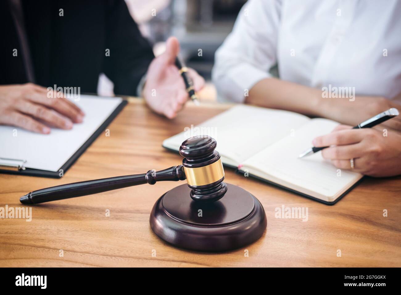 Männlicher Rechtsanwalt oder Richter beraten mit Teambesprechung mit Klienten, Recht und Rechtsdienstleistungen Konzept. Stockfoto