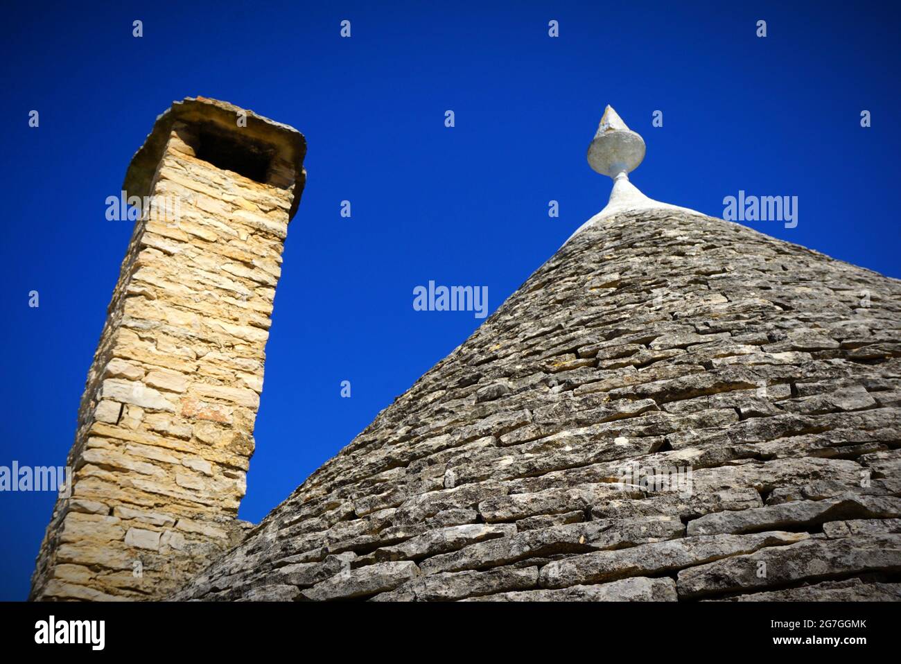Ein Trullo (Plural, Trulli) ist eine traditionelle apulische Trockensteinhütte mit einem kegelförmigen Dach. Trulli als Touristenattraktion. Alberobello, Italien Stockfoto