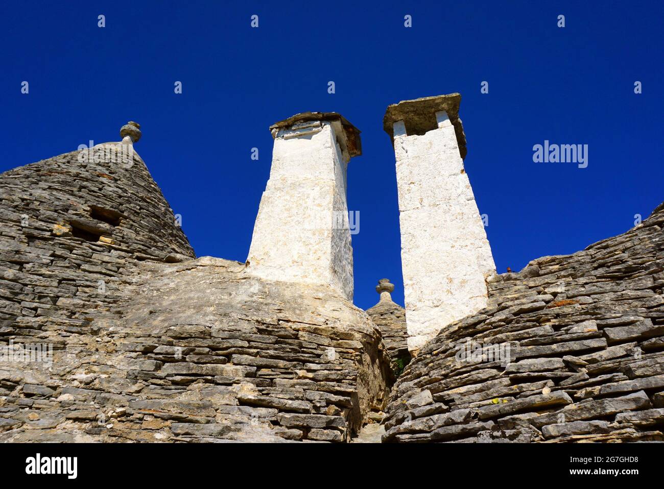 Ein Trullo (Plural, Trulli) ist eine traditionelle apulische Trockensteinhütte mit einem kegelförmigen Dach. Trulli als Touristenattraktion. Alberobello, Italien Stockfoto