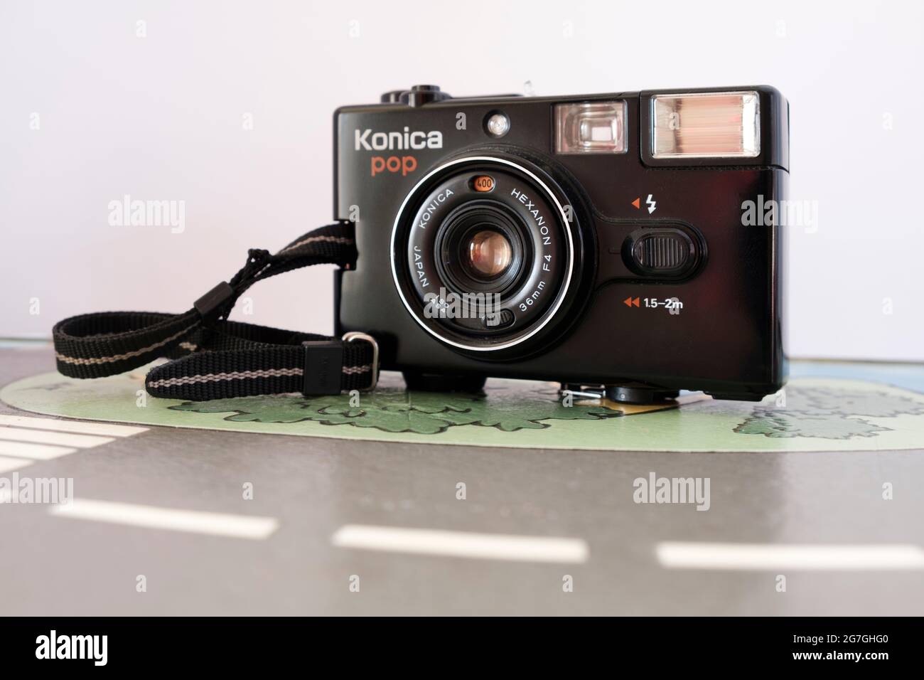 Konica Pop 1982 japanische 35mm-Filmkamera mit hochwertigem Hexanon-Objektiv, ein Symbol für analoge Kameras im Taschenformat Stockfoto