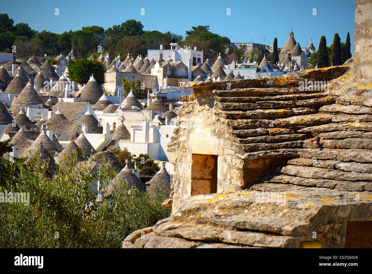 Ein Trullo (Plural, Trulli) ist eine traditionelle apulische Trockensteinhütte mit einem kegelförmigen Dach. Trulli als Touristenattraktion. Alberobello, Italien Stockfoto