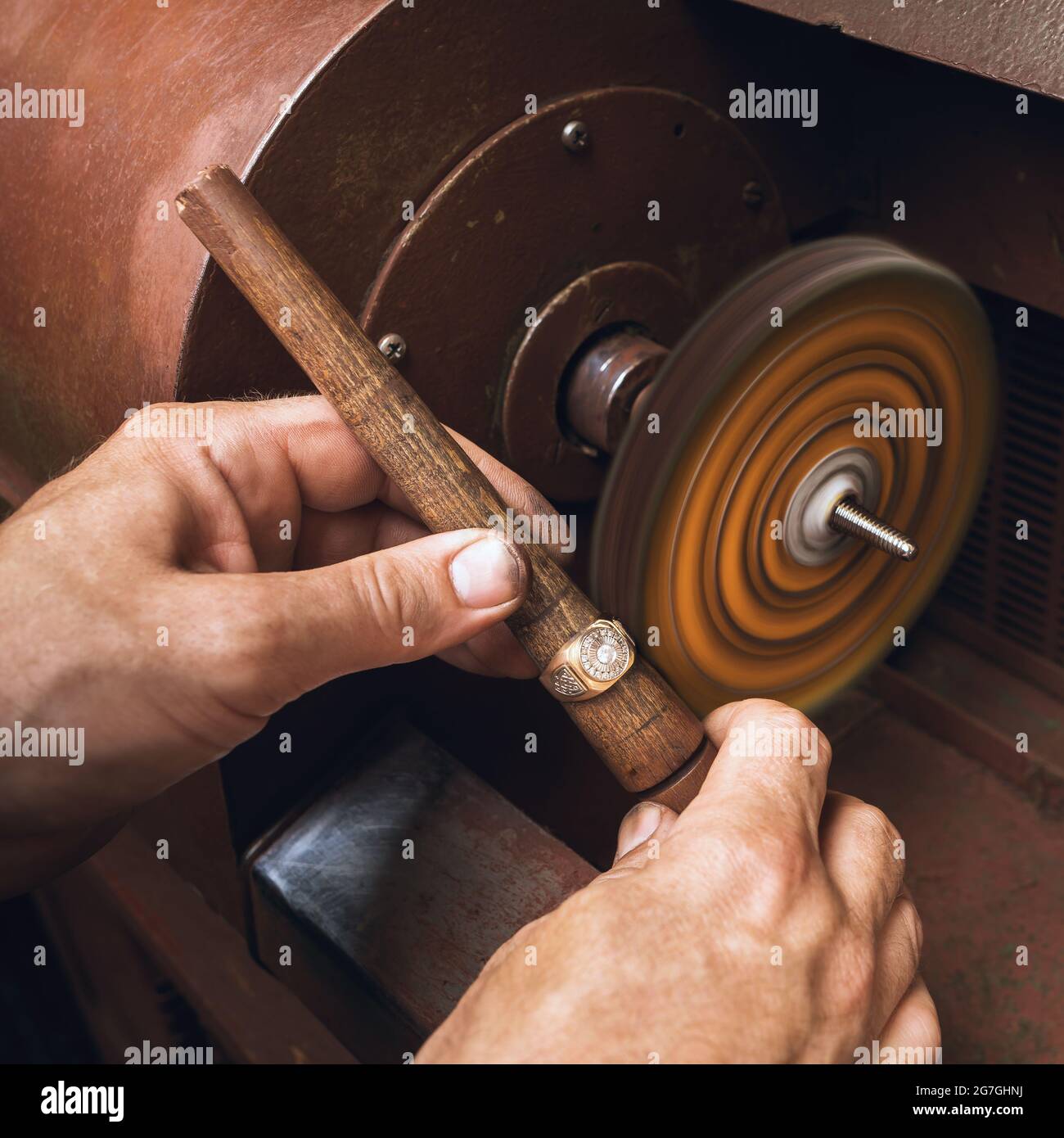 Ein Juwelier poliert in einer Werkstatt einen Goldring aus nächster Nähe an  einer Maschine Stockfotografie - Alamy