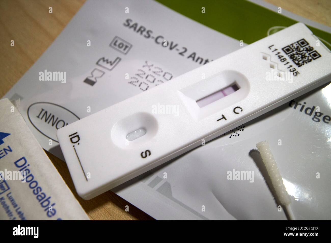 Covid19 Home Lateral Flow Test Kit mit negativem Ergebnis