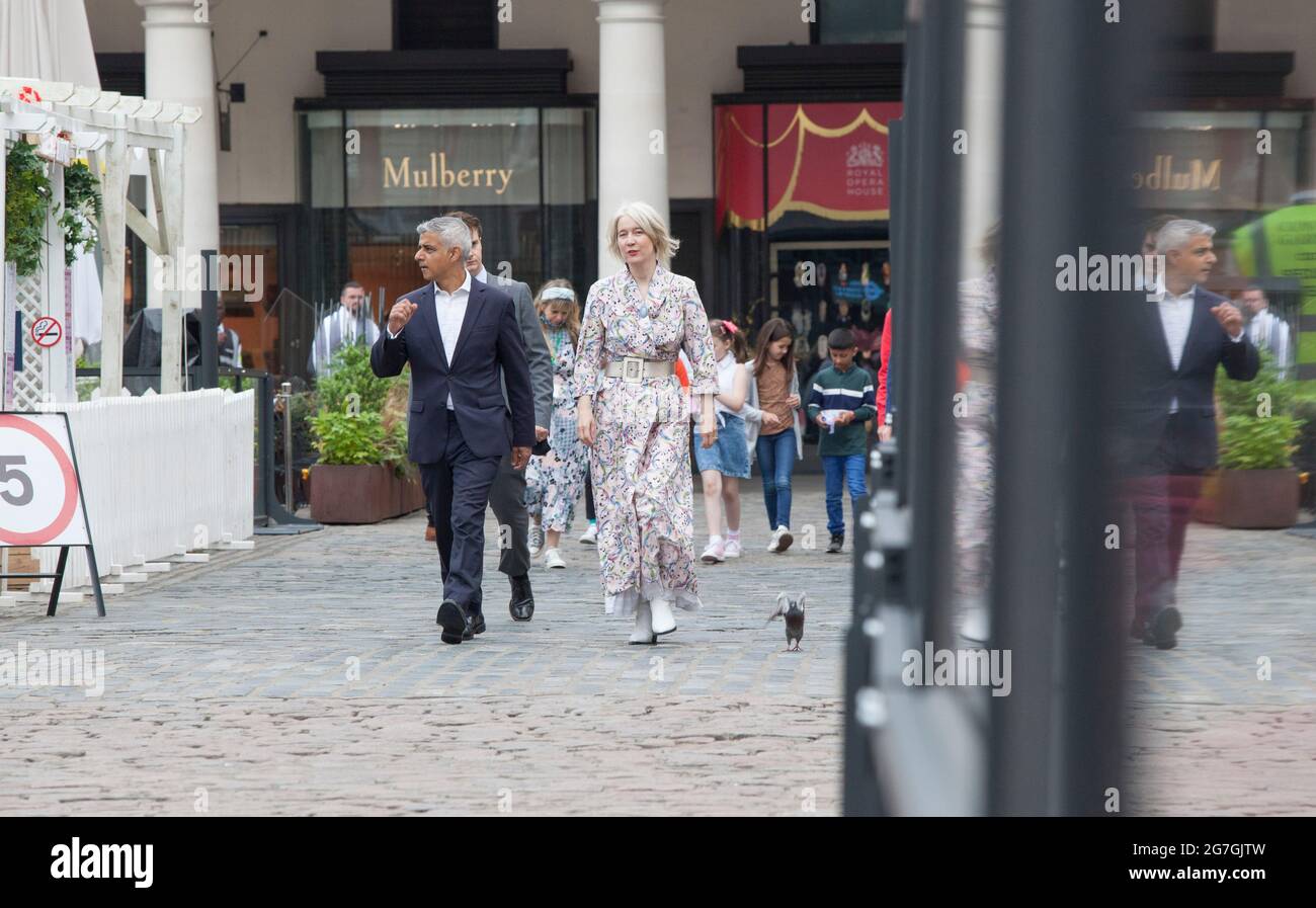 London, Großbritannien, 14. Juli 2021: Der Bürgermeister von London Sadiq Khan besuchte heute Morgen Covent Garden und das London Transport Museum, um seine Kampagne #LetsDoLondon zu starten. Ziel ist es, Touristen dazu zu ermutigen, das Zentrum Londons zu besuchen. Da er und Transport for London Masken auf der Londoner U-Bahn obligatorisch machen, ist zu hoffen, dass Touristen trotz steigender Coronavirus-Zahlen sicher reisen können. Im Museum musste er auf dem Fahrersitz eines Busses sitzen, der die Arbeit seines Vaters als Busfahrer ehrt. Mit ihm waren Justine Simons (stellvertretende Bürgermeisterin für Kultur und Kreativwirtschaft) und Sam Mullins (Direktorin des Lon Stockfoto