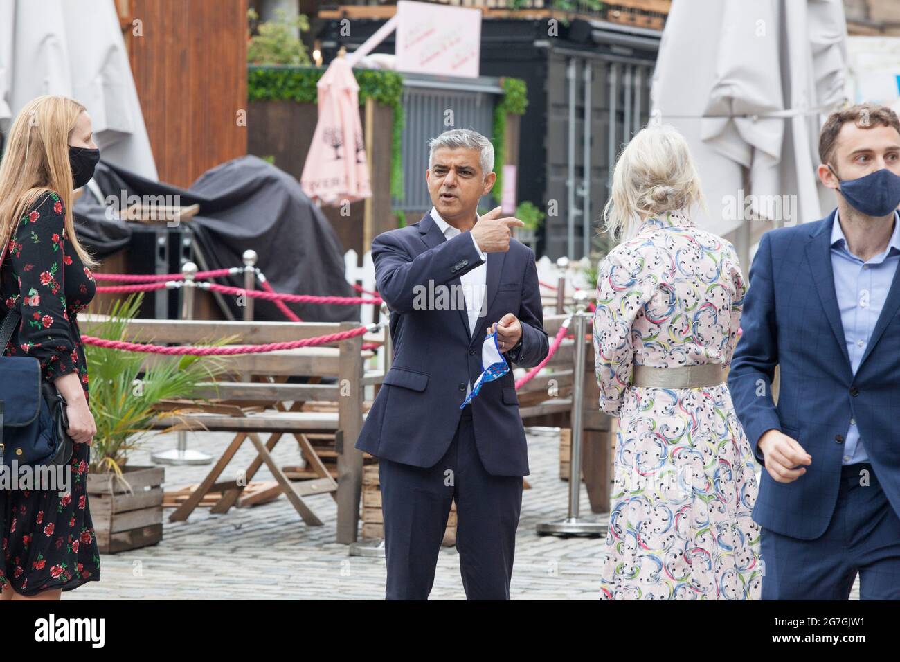 London, Großbritannien, 14. Juli 2021: Der Bürgermeister von London Sadiq Khan besuchte heute Morgen Covent Garden und das London Transport Museum, um seine Kampagne #LetsDoLondon zu starten. Ziel ist es, Touristen dazu zu ermutigen, das Zentrum Londons zu besuchen. Da er und Transport for London Masken auf der Londoner U-Bahn obligatorisch machen, ist zu hoffen, dass Touristen trotz steigender Coronavirus-Zahlen sicher reisen können. Im Museum musste er auf dem Fahrersitz eines Busses sitzen, der die Arbeit seines Vaters als Busfahrer ehrt. Mit ihm waren Justine Simons (stellvertretende Bürgermeisterin für Kultur und Kreativwirtschaft) und Sam Mullins (Direktorin des Lon Stockfoto