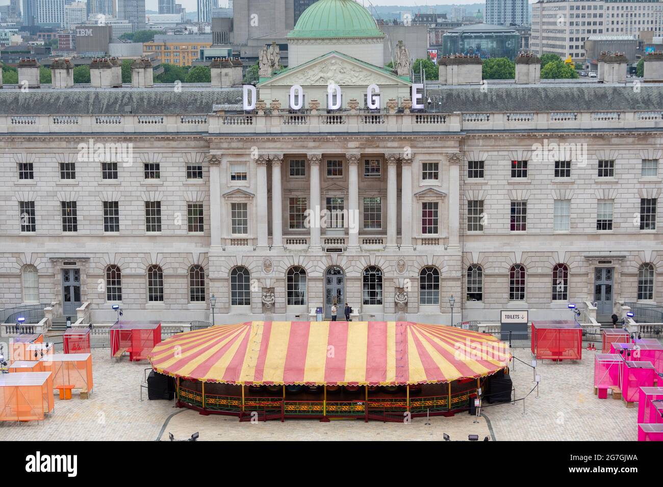 London, Großbritannien. 14. Juli 2021. Der Blick vom Dach des DODGE, einer großen Dodgem-Autofahrt, die im Innenhof des Somerset House für den Sommer eingerichtet wurde. Die Fahrt sowie die gesellschaftlich distanzierten Speisen- und Getränkepads in der Nähe sind vom 15. Juli bis 22. August für die Öffentlichkeit zugänglich. Kredit: Stephen Chung / Alamy Live Nachrichten Stockfoto