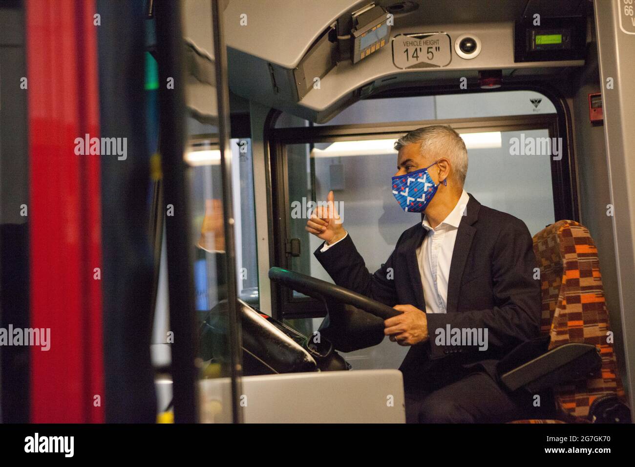 London, Großbritannien, 14. Juli 2021: Der Bürgermeister von London Sadiq Khan besuchte heute Morgen Covent Garden und das London Transport Museum, um seine Kampagne #LetsDoLondon zu starten. Ziel ist es, Touristen dazu zu ermutigen, das Zentrum Londons zu besuchen. Da er und Transport for London Masken auf der Londoner U-Bahn obligatorisch machen, ist zu hoffen, dass Touristen trotz steigender Coronavirus-Zahlen sicher reisen können. Im Museum musste er auf dem Fahrersitz eines Busses sitzen, der die Arbeit seines Vaters als Busfahrer ehrt. Mit ihm waren Justine Simons (stellvertretende Bürgermeisterin für Kultur und Kreativwirtschaft) und Sam Mullins (Direktorin des Lon Stockfoto