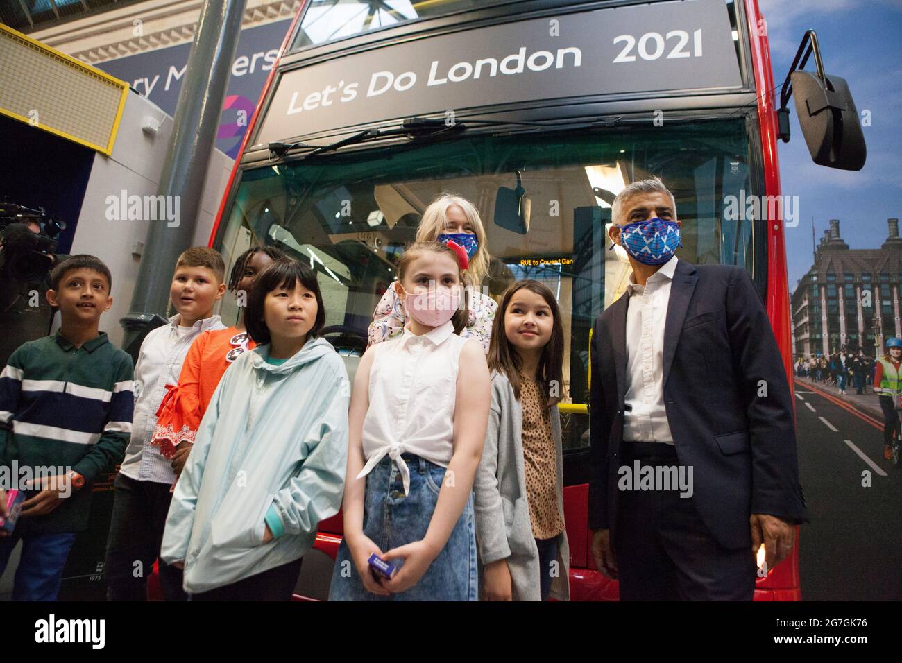 London, Großbritannien, 14. Juli 2021: Der Bürgermeister von London Sadiq Khan besuchte heute Morgen Covent Garden und das London Transport Museum, um seine Kampagne #LetsDoLondon zu starten. Ziel ist es, Touristen dazu zu ermutigen, das Zentrum Londons zu besuchen. Da er und Transport for London Masken auf der Londoner U-Bahn obligatorisch machen, ist zu hoffen, dass Touristen trotz steigender Coronavirus-Zahlen sicher reisen können. Im Museum musste er auf dem Fahrersitz eines Busses sitzen, der die Arbeit seines Vaters als Busfahrer ehrt. Mit ihm waren Justine Simons (stellvertretende Bürgermeisterin für Kultur und Kreativwirtschaft) und Sam Mullins (Direktorin des Lon Stockfoto